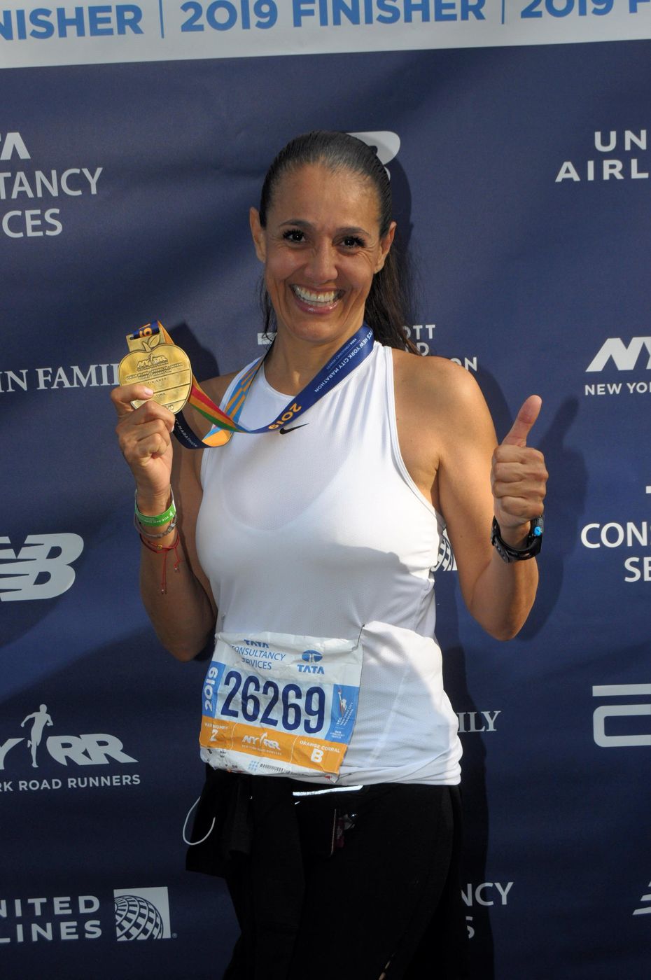 Bárbara Castro con su medalla del Maratón de Nueva York 2019