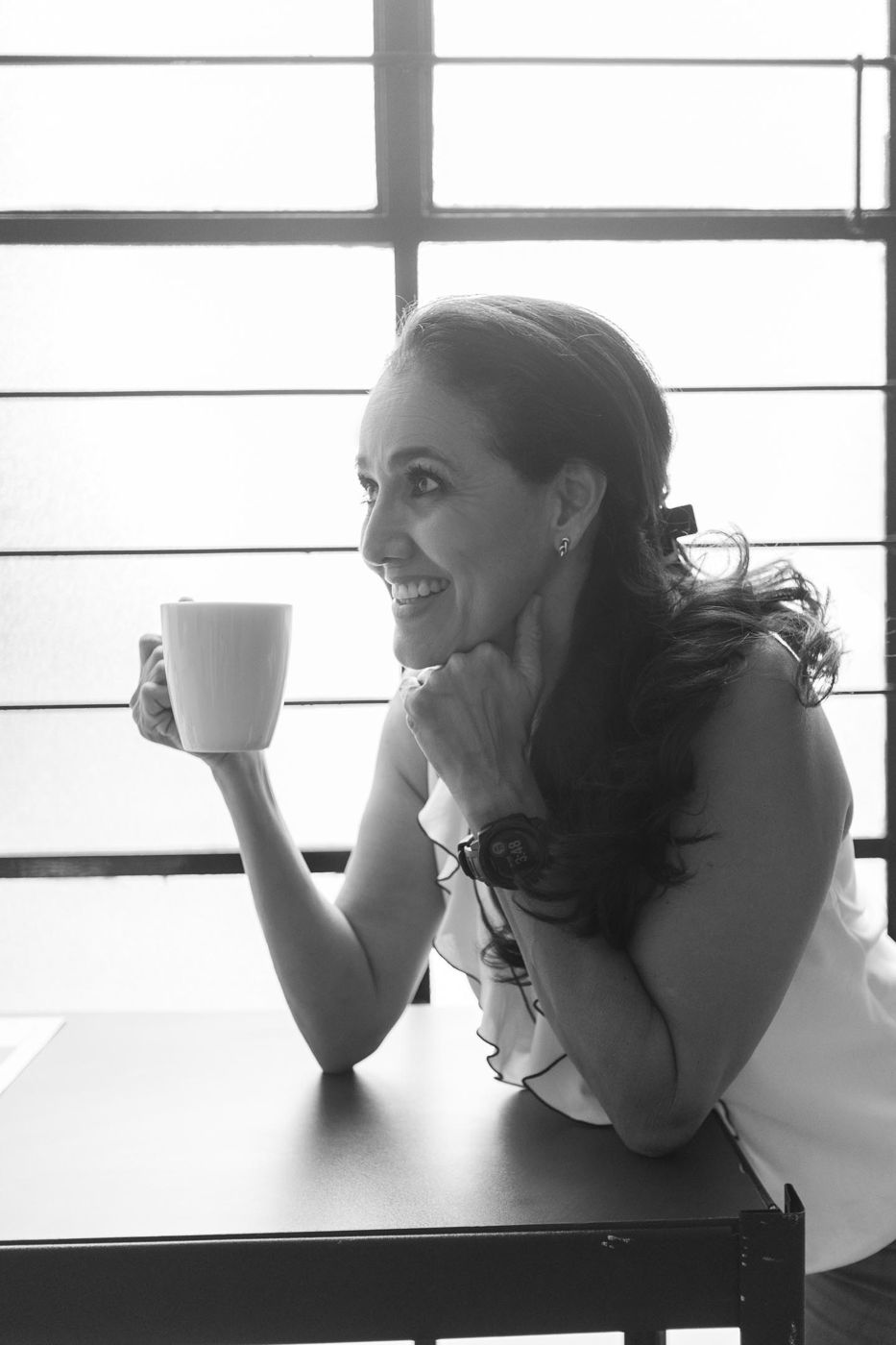 Bárbara Castro con una taza de café