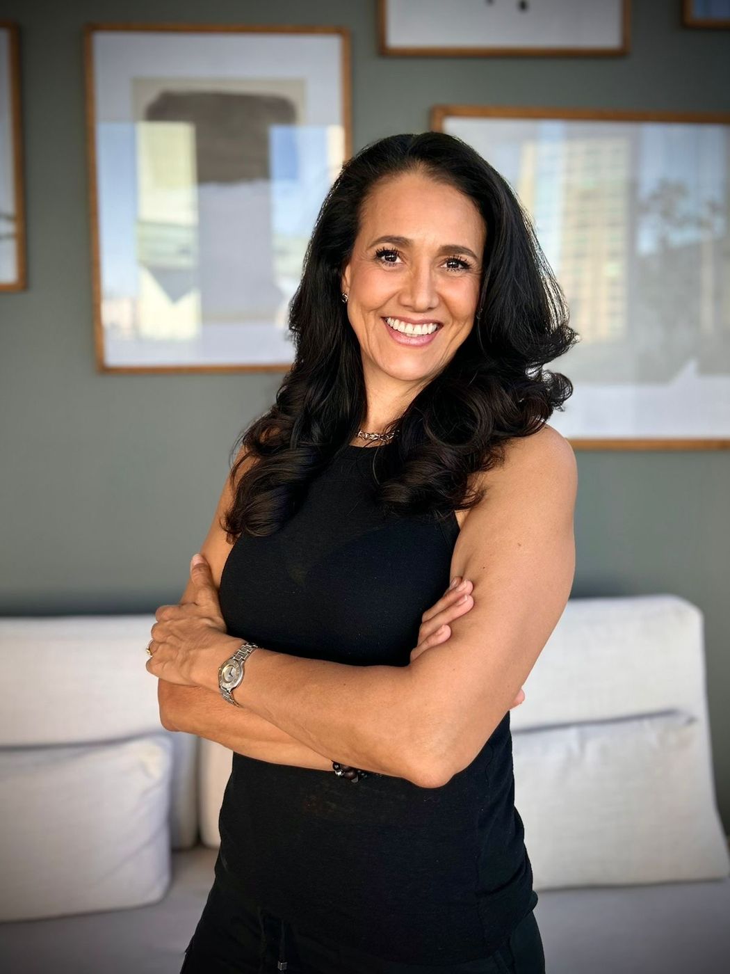 Bárbara Castro de brazos cruzados, sonriendo