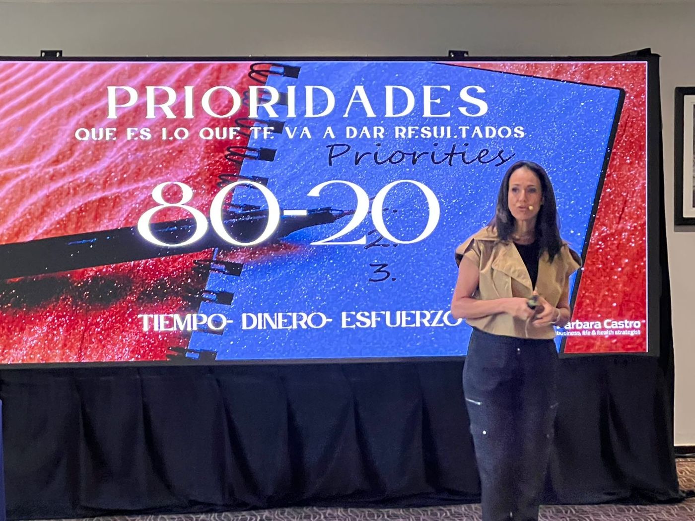 Bárbara Castro en el escenario ante una sala llena