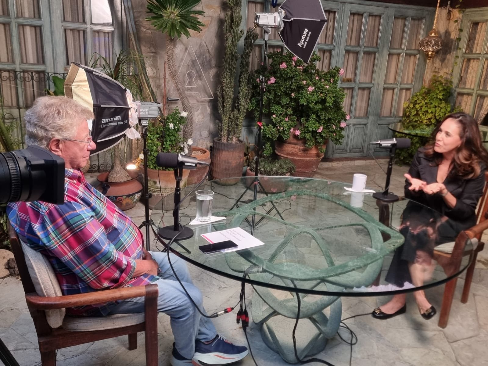 Bárbara Castro entrevistando a un directivo con el set montado en sus oficinas