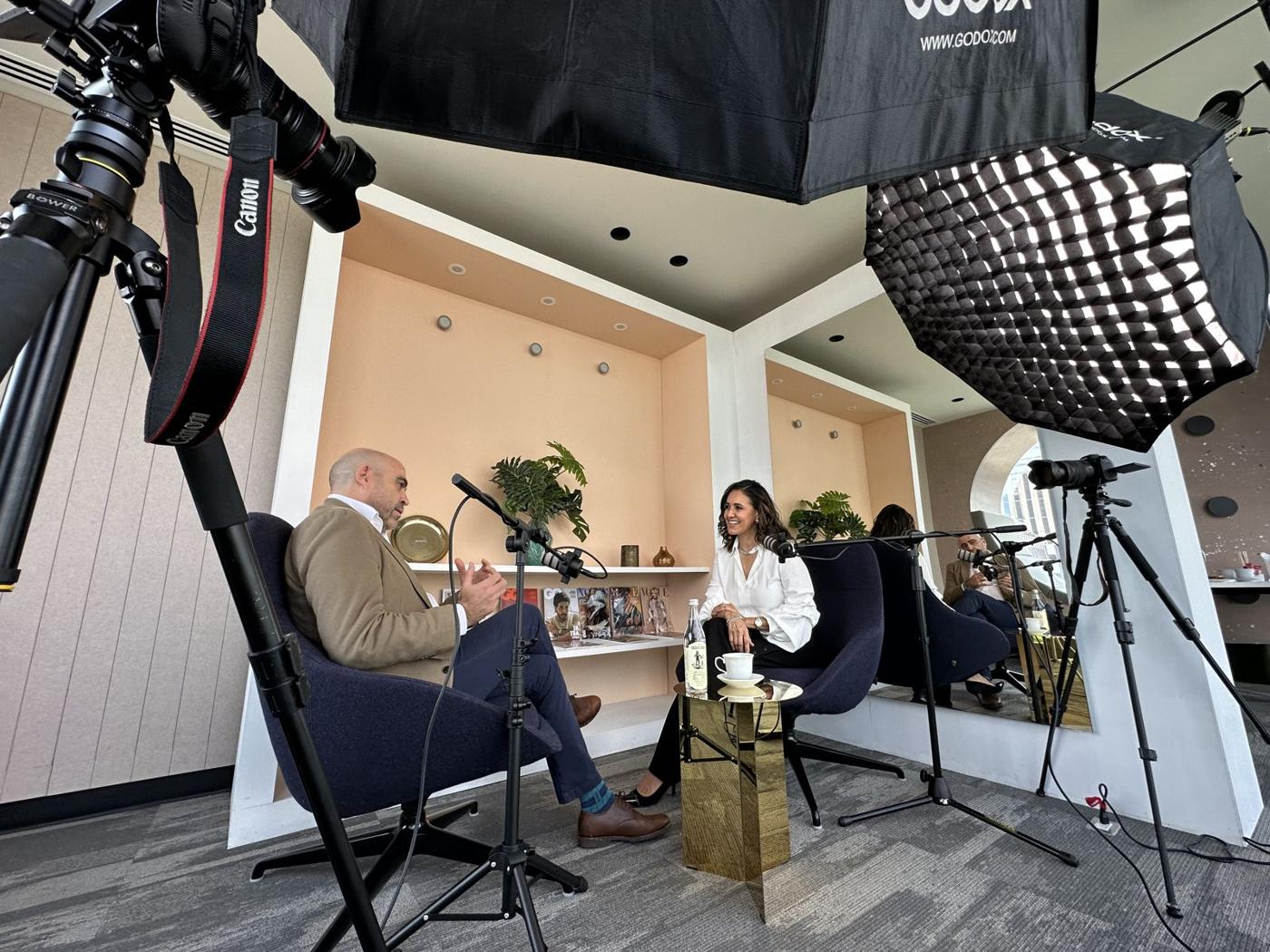 Bárbara Castro entrevistando a un directivo en un set de grabación instalado en oficina